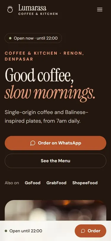 Tampilan HP website contoh Lumarasa: foto es kopi susu, nama menu, harga, dan tombol pesan.